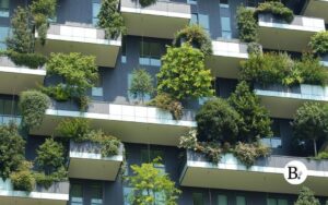 Immeuble avec des balcons qui ont des arbustes et des végétaux
