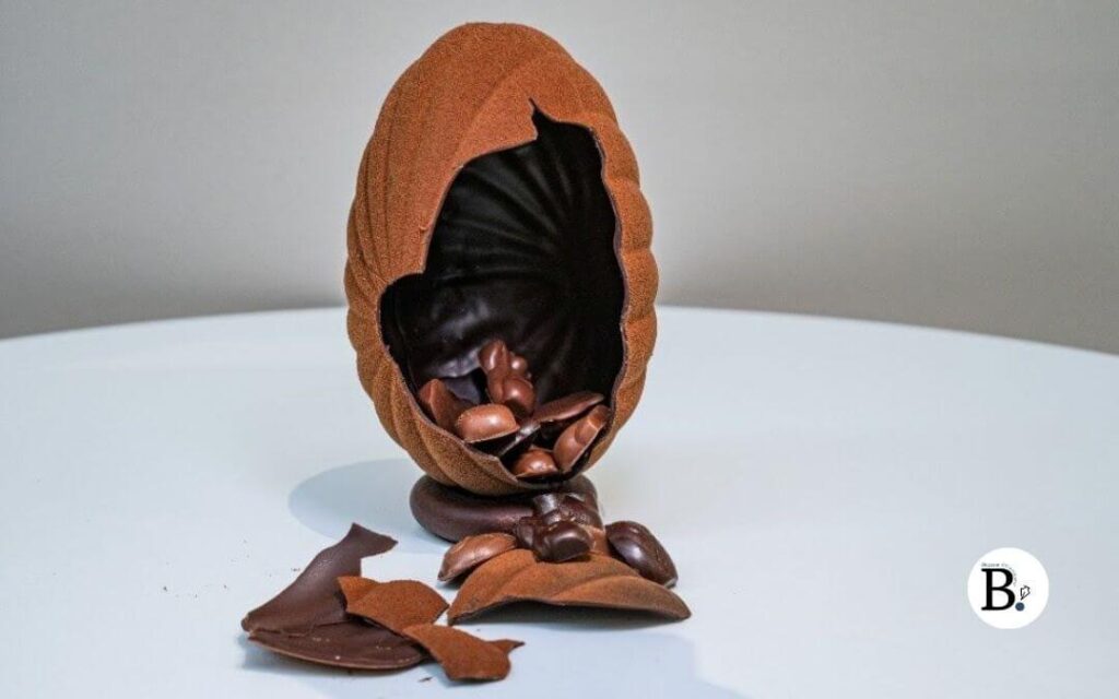 École Ducasse sublime Pâques avec des créations cacaotées d'exception et des formations de haut vol pour les passionnés.