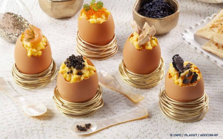 recette facile d'oeufs brouillés en coque et coiffés de petites merveilles