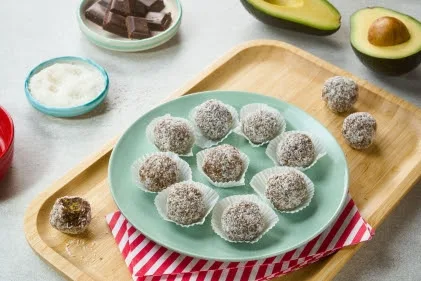 chocolate avocado treat balls Chocolate avocado treat balls