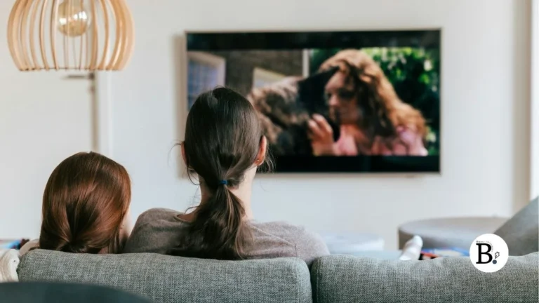 Femmes assises dans un canapé regardant la télévision