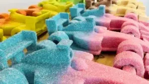 JISBAR SCULPTE L'IMPOSSIBLE : LA PUISSANCE D'UNE F1 DANS LA DOUCEUR D'UN BONBON