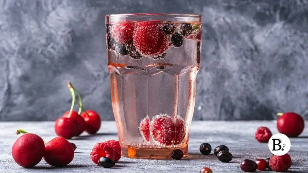 verre eau framboise mure cerise Canicule : 5 conseils d'experte pour bien s'hydrater
