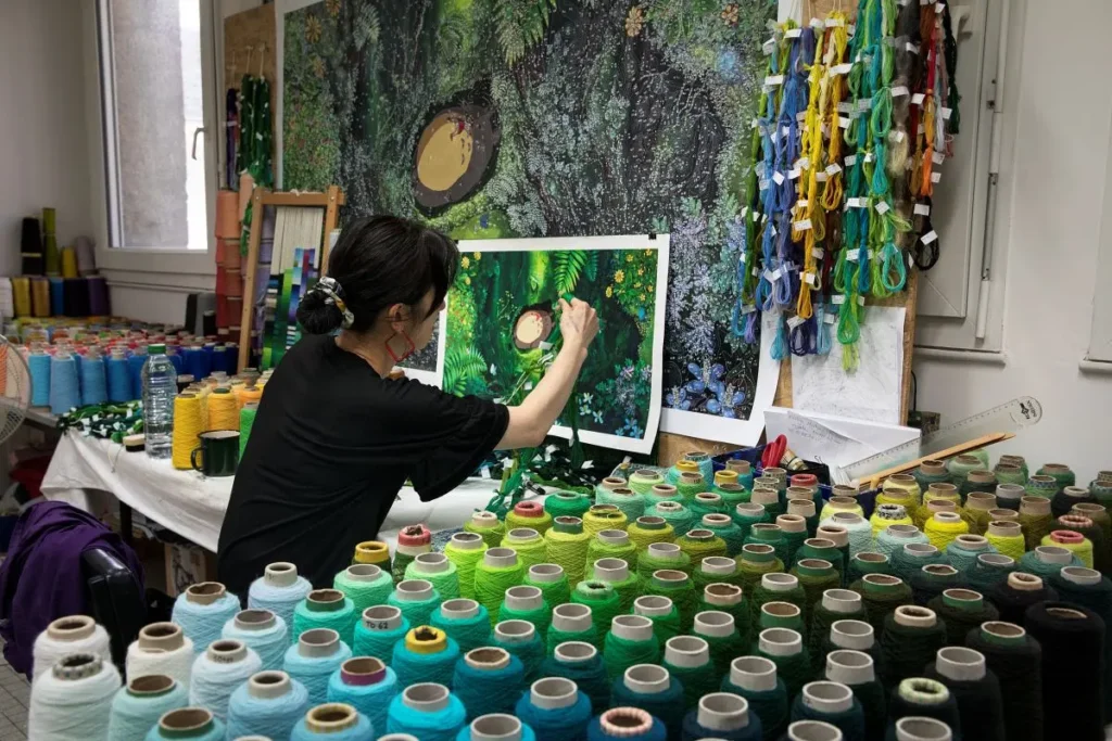 aiko konomi chapelets couleurs tapisserie sieste mei totoro hayao miyazaki cité internationale tapisserie Hayao Miyazaki - Aiko Konomi travaillant les chapelets de couleurs pour la tapisserie La sieste de Mei et Totoro - Cité internationale de la tapisserie ©Zoé Forget