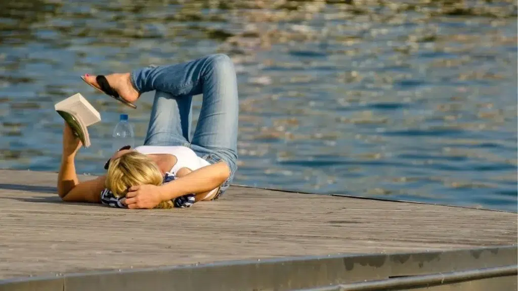femme blonde lecture livre mer vacances Mémoire : 6 plaisirs de l’été qui font du bien au cerveau