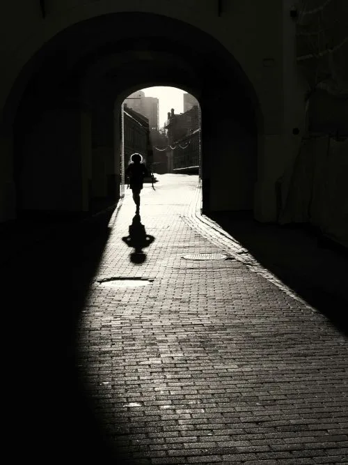 femme contre jour noir blanc ruelle Blanc : maîtriser la lumière zénithale et le contre-jour