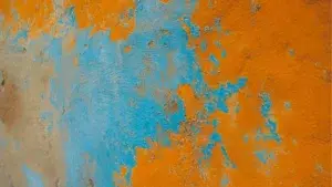 mur bleu et orange avec des craquelures