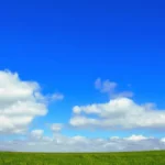 ciel bleu avec des nuages blancs pour le défi photo Lundi Soleil