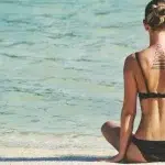 femme assises sur la plage