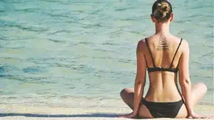 femme assises sur la plage