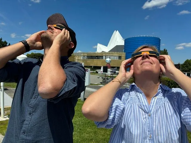 femme homme lunettes observation éclipse solaire Éclipse solaire du 12 août 2026 : le guide complet