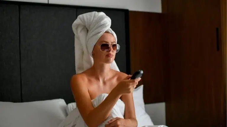 Femme assise sur un lit