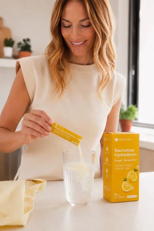 femme verre novoma electrolytes hydratation citron Novoma Électrolytes Hydratation+ : test et avis