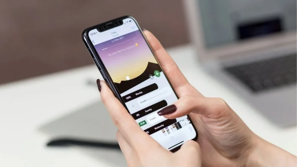 mains ongles femmes application smartphone GEO blog : comment être cité par les IA en 2026