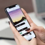 Mains d'une femme tenant un smartphone