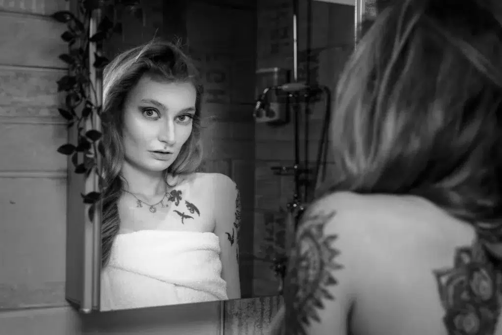 portait femme miroir tatouages ed glintof Photogénique : pourquoi pense-t-on ne pas l’être ?