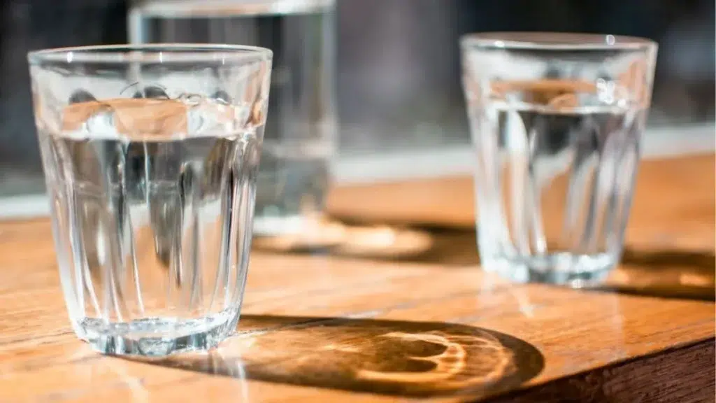 verres eau table bois Hydratation : préparer son corps au retour de la rentrée