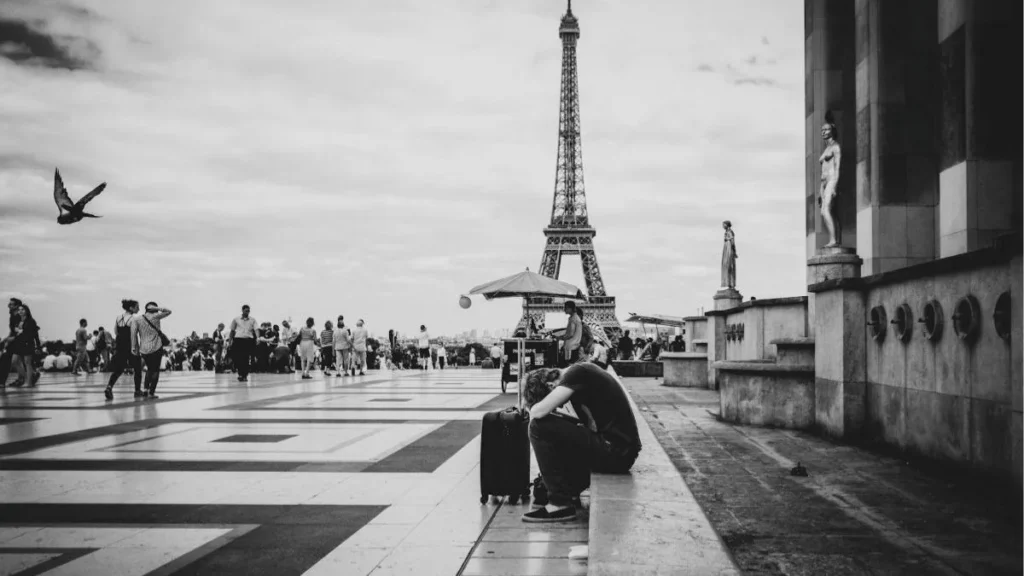 voyageur paris valise tour eiffel Laisser ses bagages à Paris : 10 endroits stratégiques