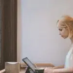 Jeune femme concentrée travaillant sur une tablette