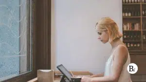 Jeune femme concentrée travaillant sur une tablette