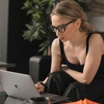 Femme créatrice de contenu