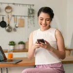 Jeune femme souriante assise