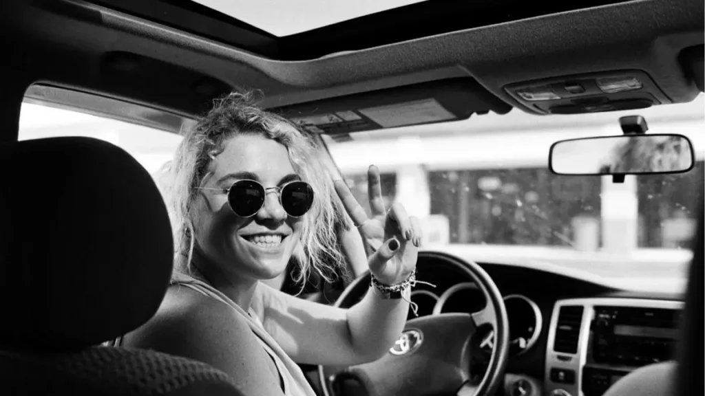 jeune femme souriante lunette volant voiture permis conduire Permis de conduire : le décrocher rapidement