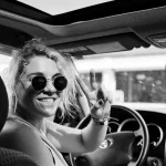 Femme au volant souriante