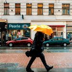 Personne emmitouflée marchant sous la pluie