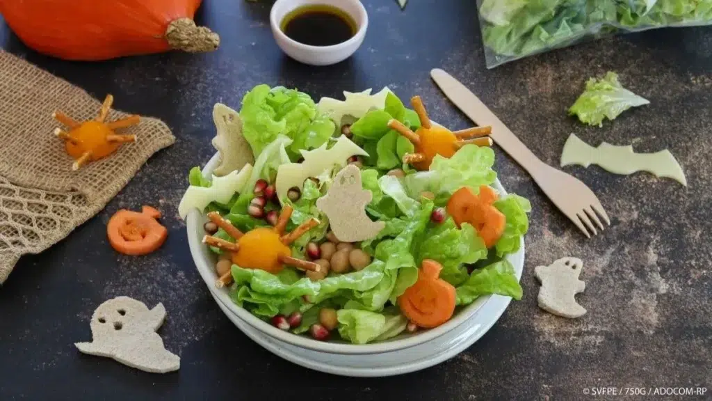 salade d’Halloween aux feuilles de chêne, pois chiches, potimarron et grenade