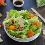 salade d’Halloween aux feuilles de chêne, pois chiches, potimarron et grenade