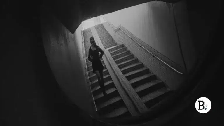 Femme seule descendant un escalier