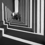 Couloir de colonnes classiques en noir et blanc