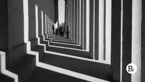 Couloir de colonnes classiques en noir et blanc