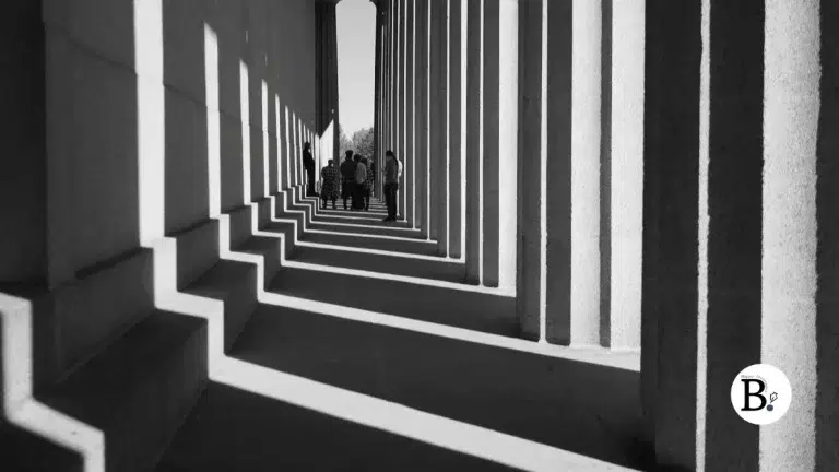 Couloir de colonnes classiques en noir et blanc