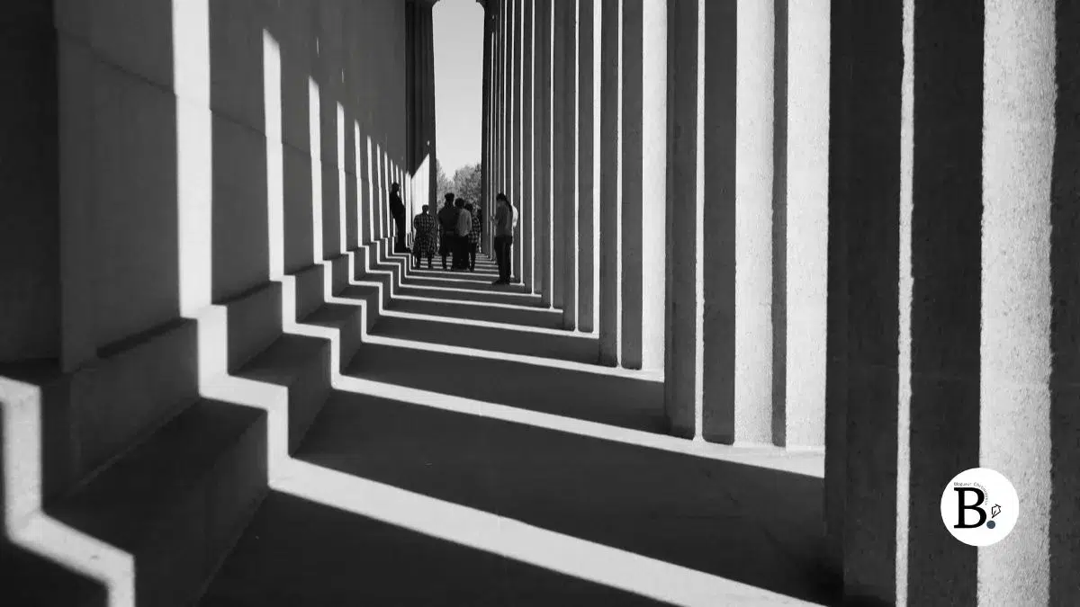 Couloir de colonnes classiques en noir et blanc