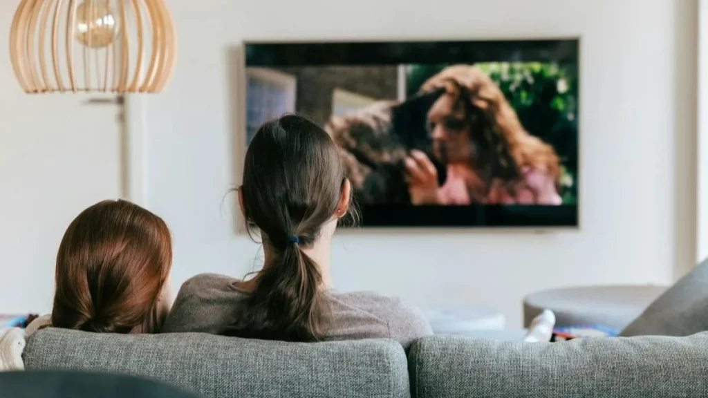 couple femmes canapé smart tv Télévision connectée : 7 points à vérifier avant l’IPTV