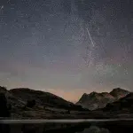 Pluie d'étoiles filantes ciel nocturne