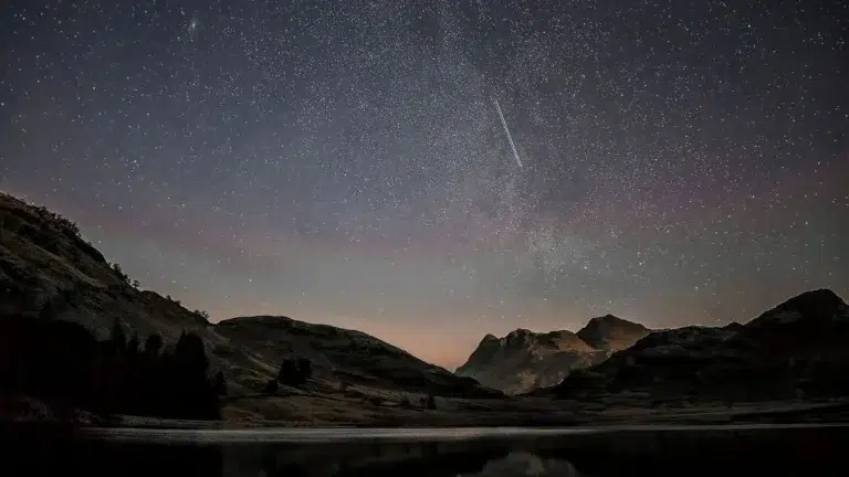 Pluie d'étoiles filantes ciel nocturne