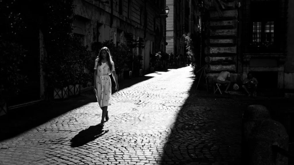 femme robe blance rue pavés ombres noir blanc Silhouette urbaine et anonyme | Défi Lundi Soleil