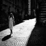 Jeune femme en robe claire